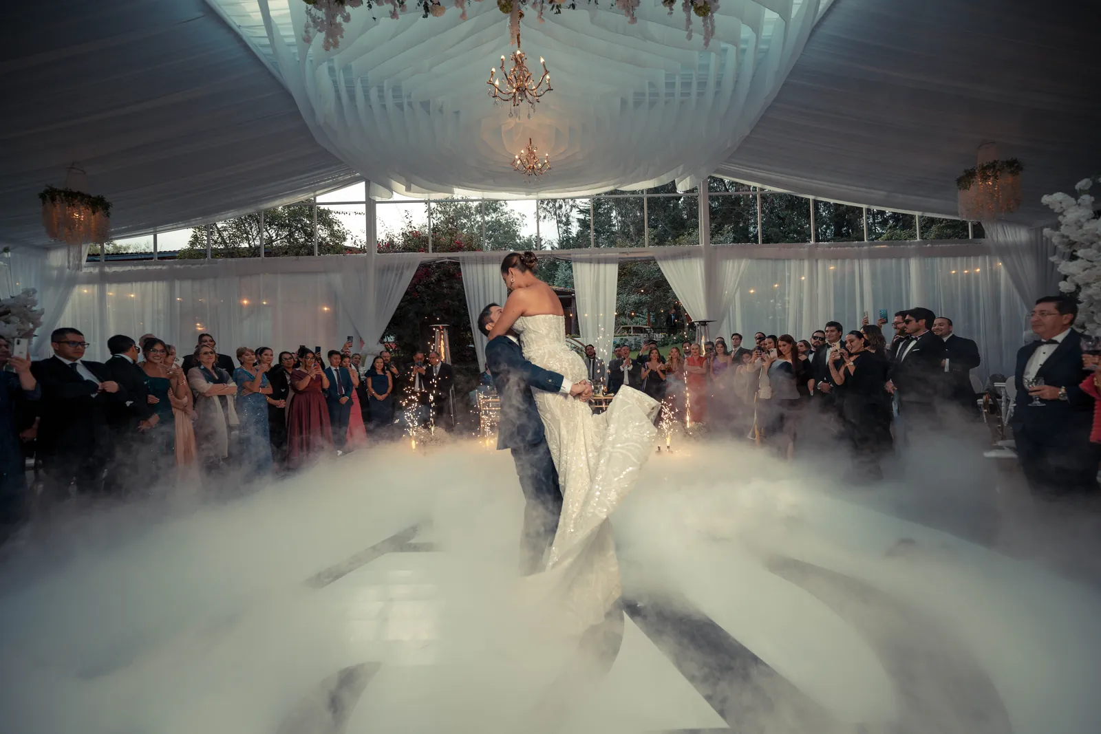 Primer baile de una boda en Villa Fiorenza, con humo bajo, luces y techo de telares