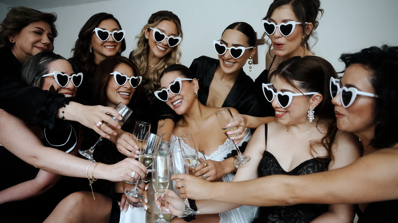 Las damas de honor brindando antes de la ceremonia de Andre y Byron