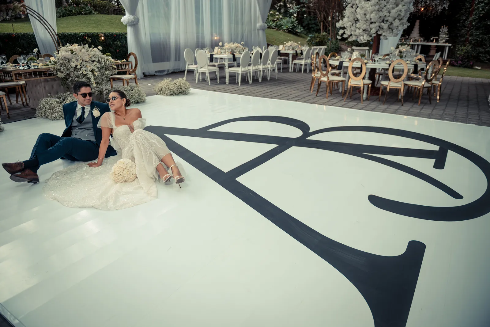 Pista de baile con el monograma A&B en la boda de Andre y Byron en Villa Fiorenza