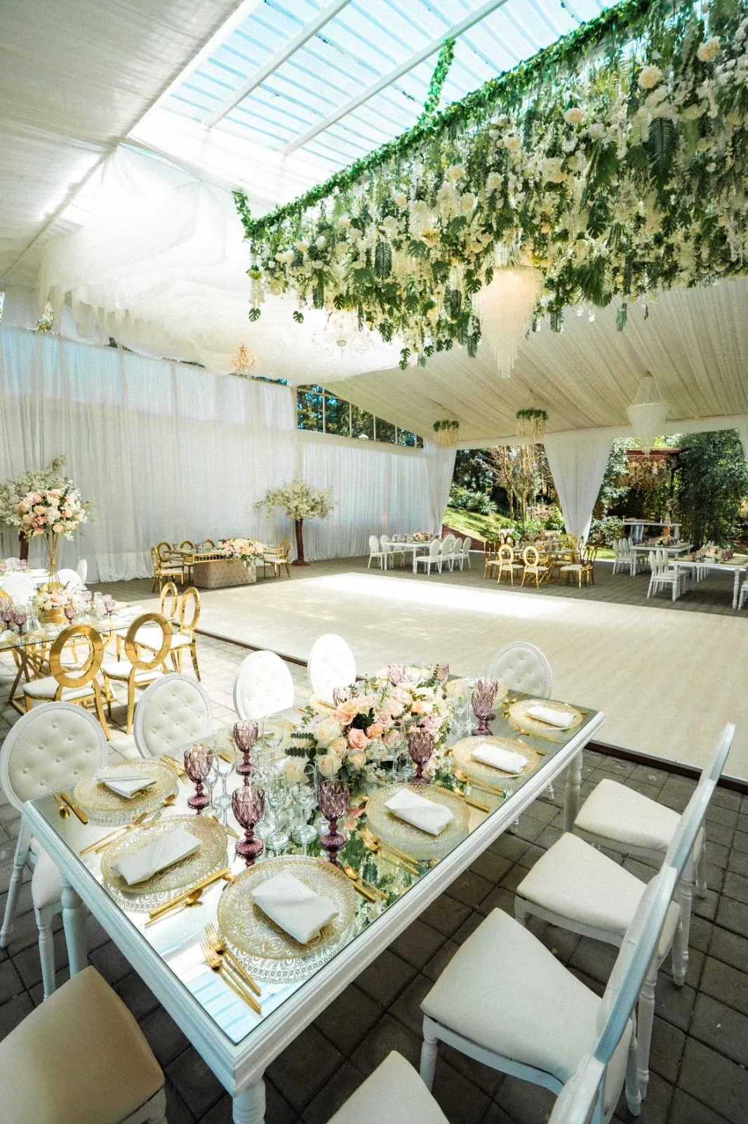 Recepción con techo de telares y cielo de flores en la boda de Daya y Marco, Villa Fiorenza