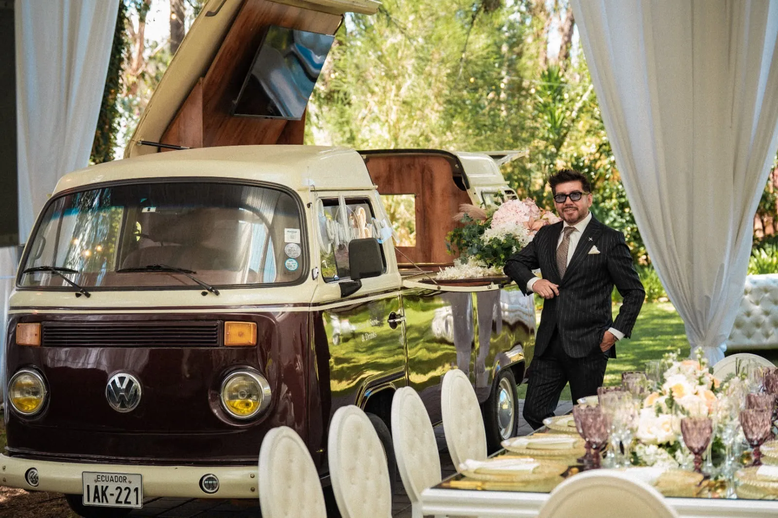 Barra móvil sobre una combi Volkswagen clásica en la boda de Daya y Marco, Villa Fiorenza