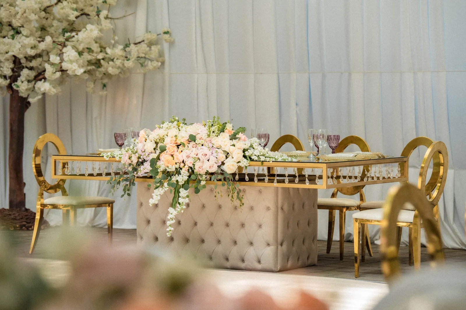 Mesa principal de los novios con cascada floral en la boda de Daya y Marco, Villa Fiorenza