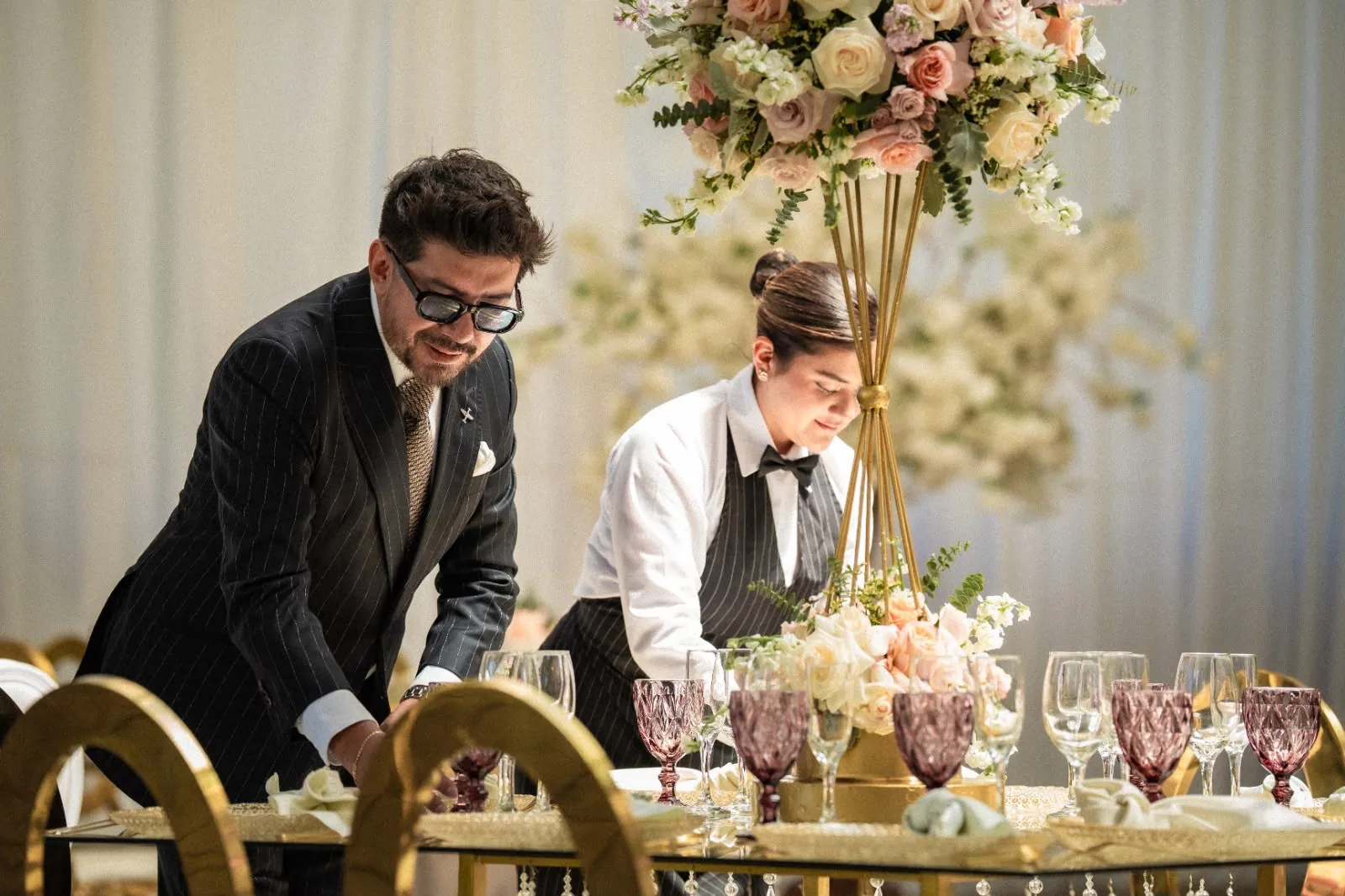 Santiago Zambrano montando las mesas de la boda de Daya y Marco en Villa Fiorenza