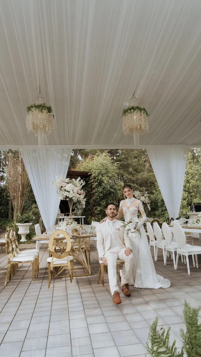 Novios en su recepción montada en una boda real en Puembo, valle de Quito