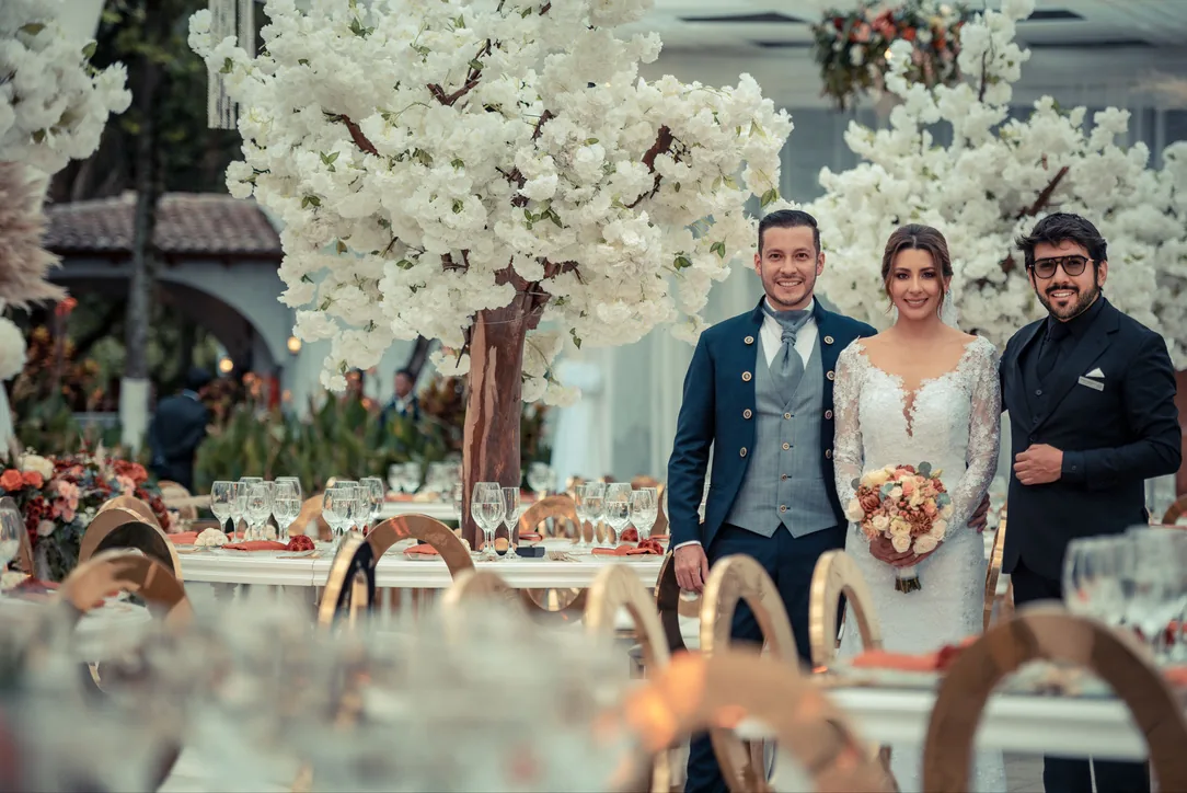 Santiago Zambrano junto a una pareja de novios en la recepción montada de su boda