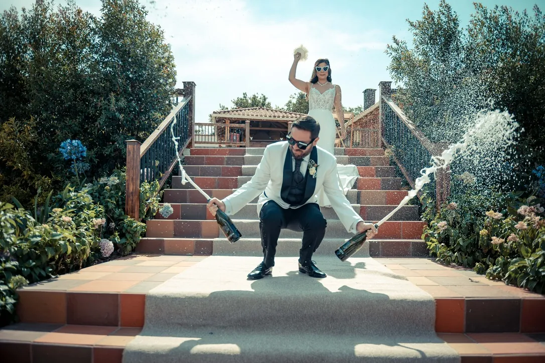 Brindis con champagne en las escalinatas de Villa Lagos, boda real en Puembo, Quito
