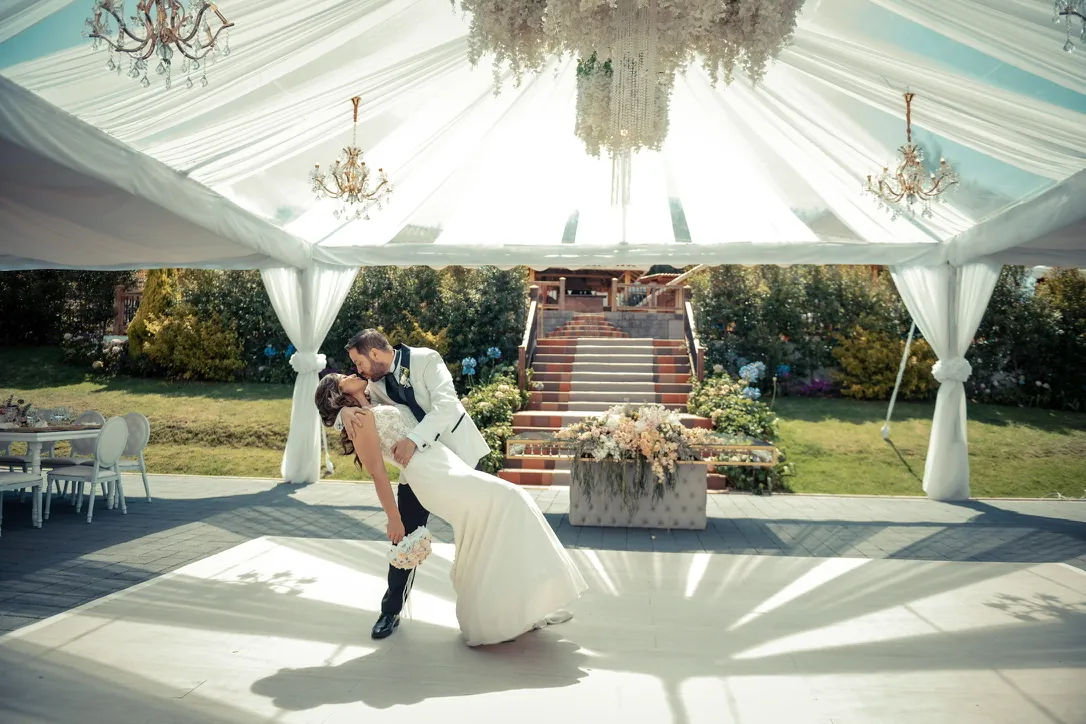 Novios en el primer baile bajo la carpa de techo transparente de Villa Lagos, Puembo