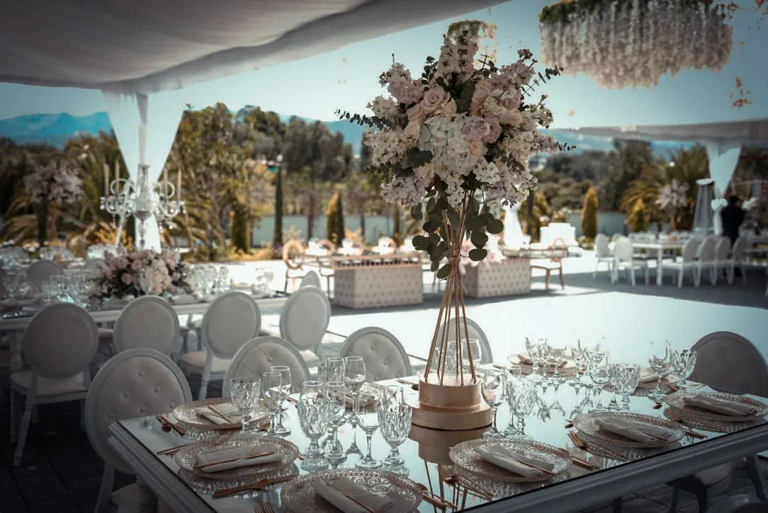 Jardín abierto y soleado de Villa Lagos con montaje de boda, Puembo, valle de Quito