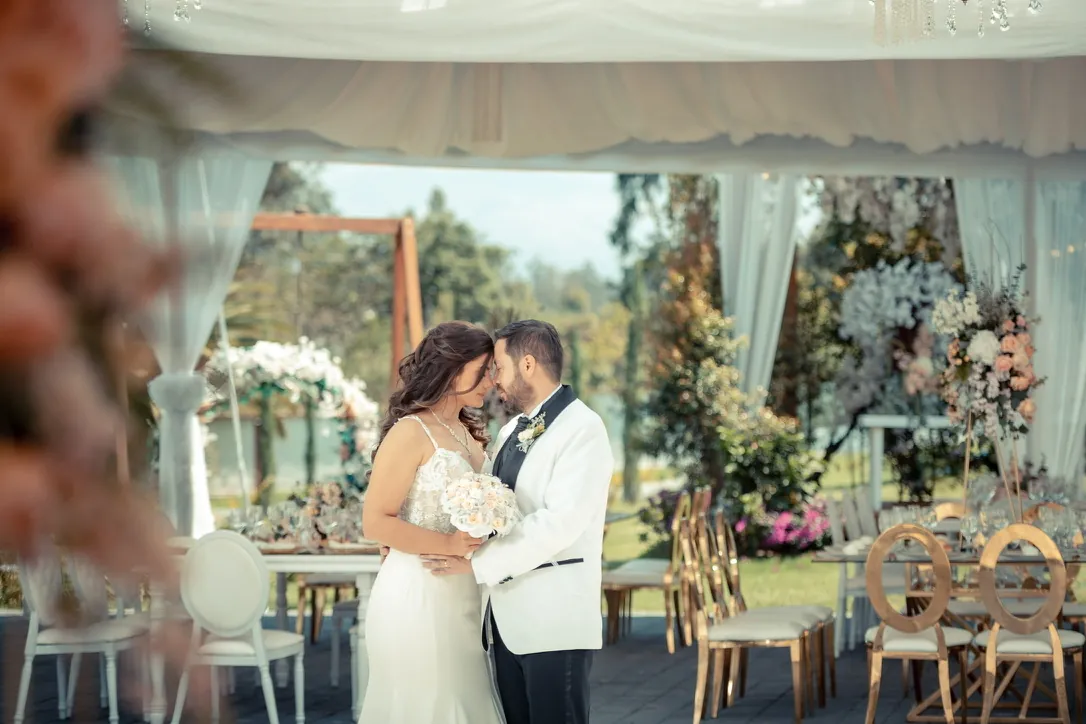 Novios frente a frente en su recepción en Villa Lagos, quinta para bodas en Puembo, Quito