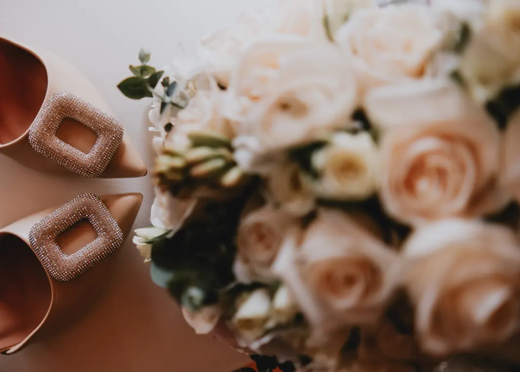 Bouquet de rosas y zapatos de la novia
