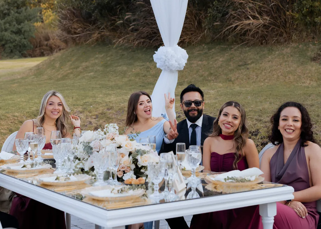 Invitados celebrando en la recepción de la boda de Sol y Gus en Villa Lagos