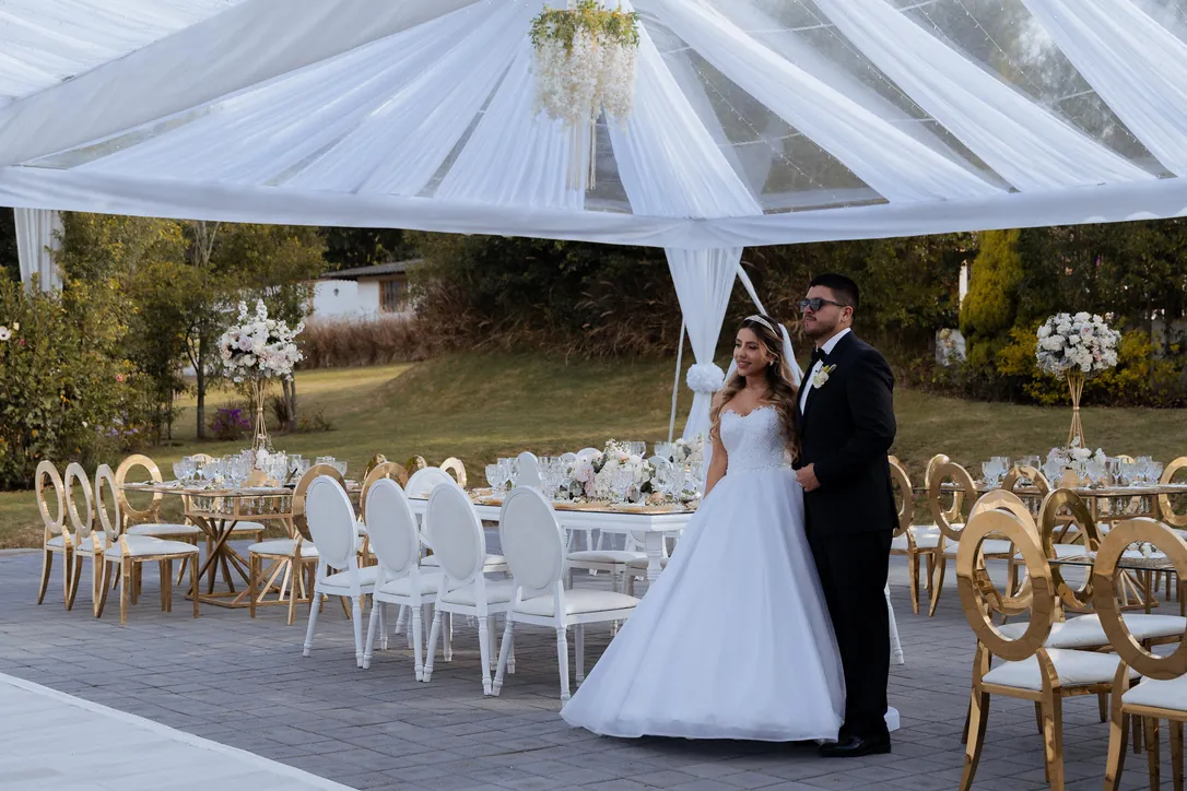 Sol y Gus en la recepción montada de Villa Lagos, bajo la carpa translúcida