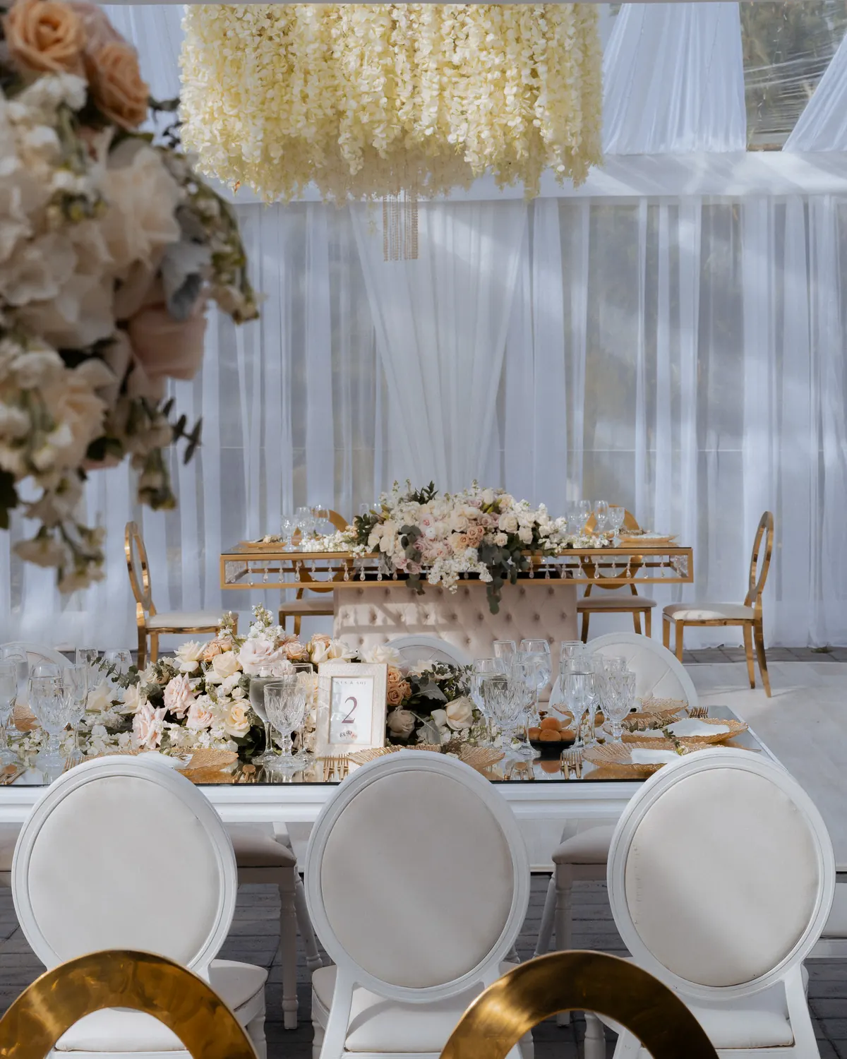 Mesa principal de Gus y Sol con lámpara floral colgante en Villa Lagos